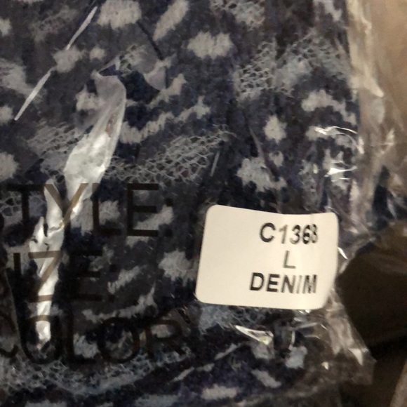 NWT UMGEE FLORAL EMBROIDERED TOP W/BELL SLEEVES - Picture 10 of 10